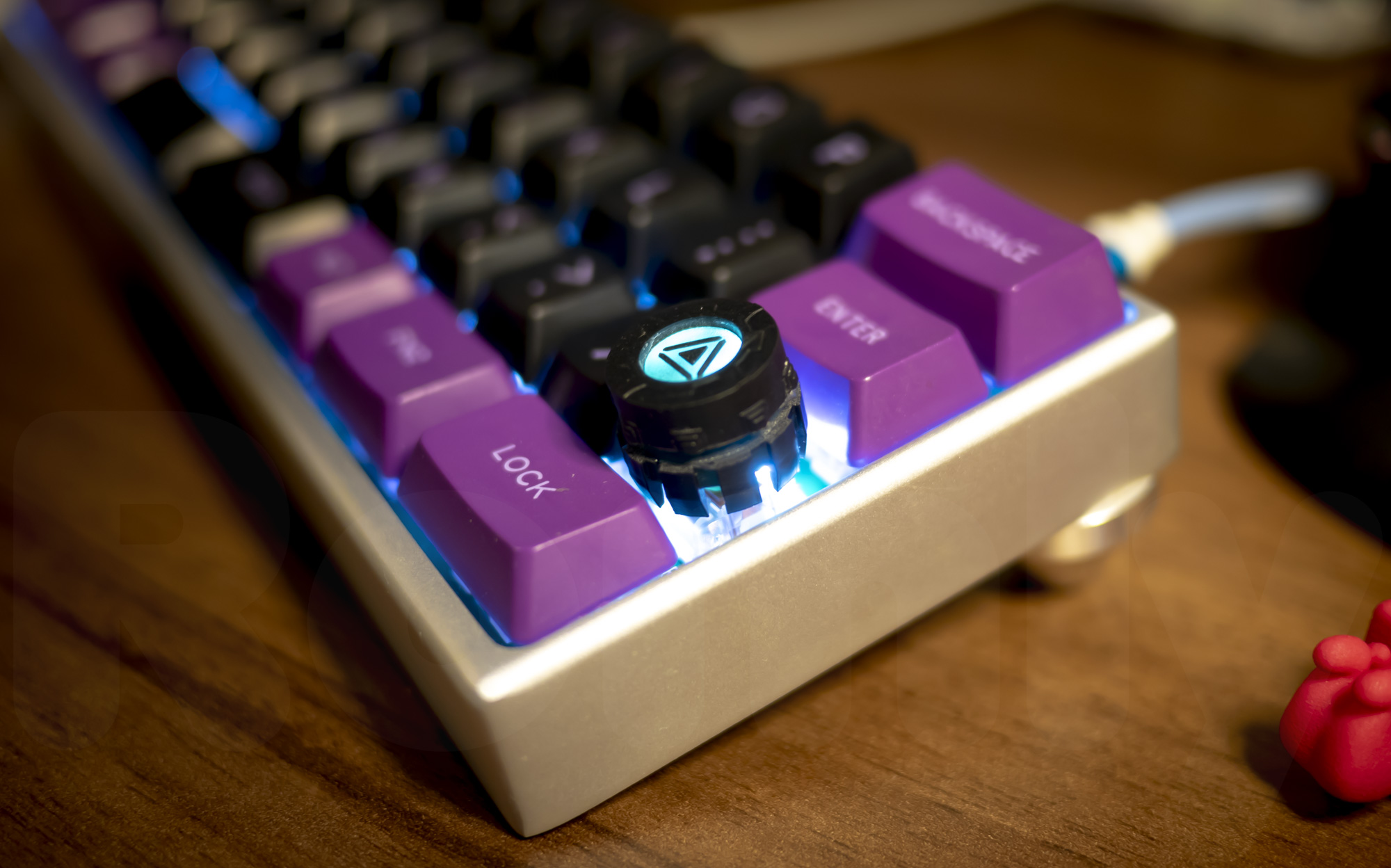 M.7 Spinning Core Artisan Keycap with MiniVan