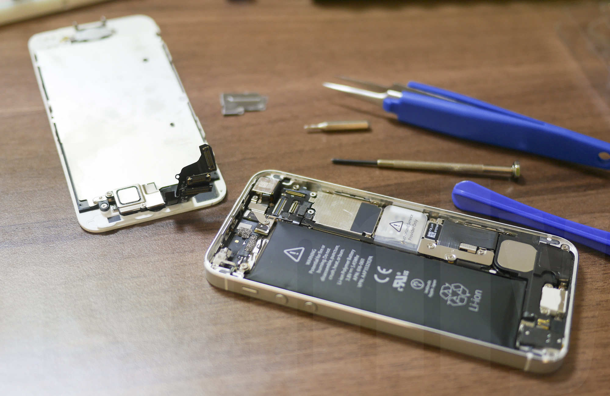 iPhone 5 Battery replacement: front cover is removed