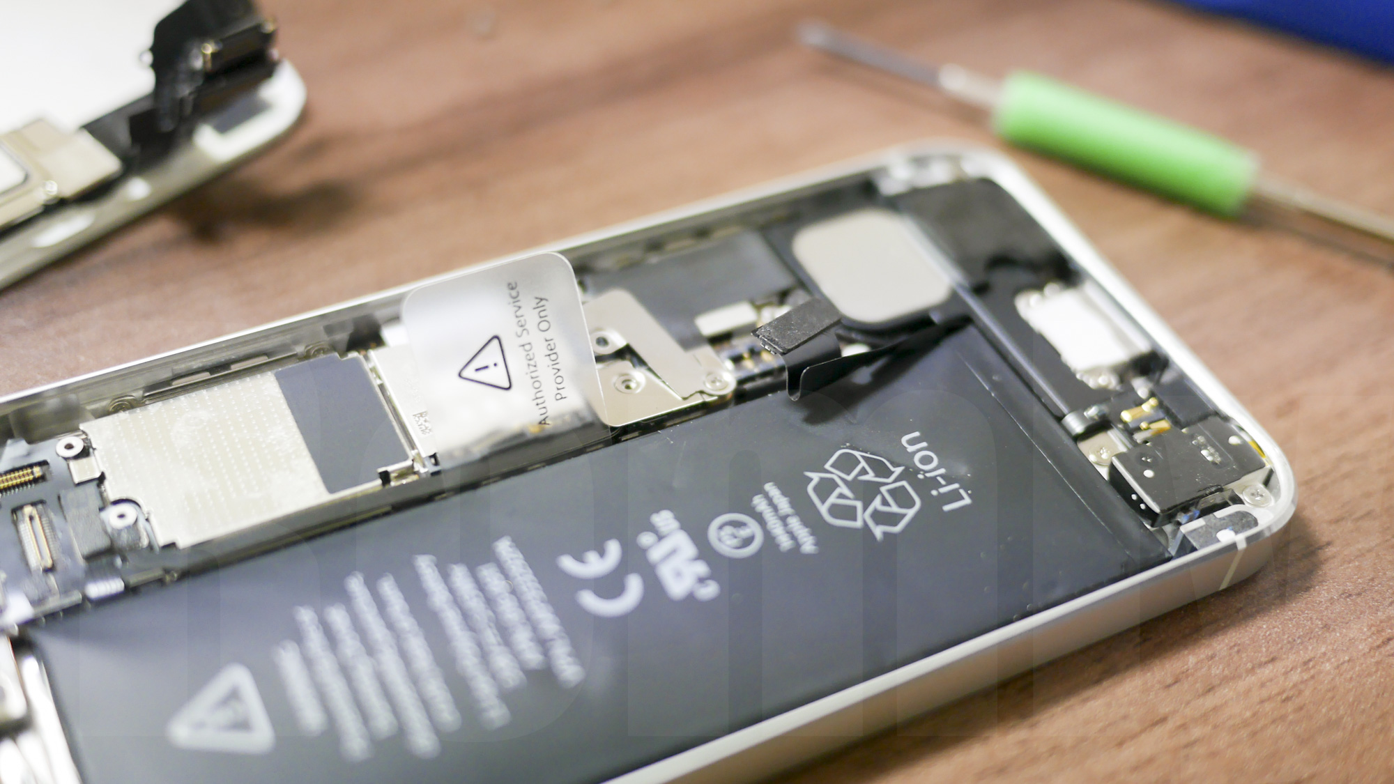 iPhone 5 Battery replacement: battery connector detached