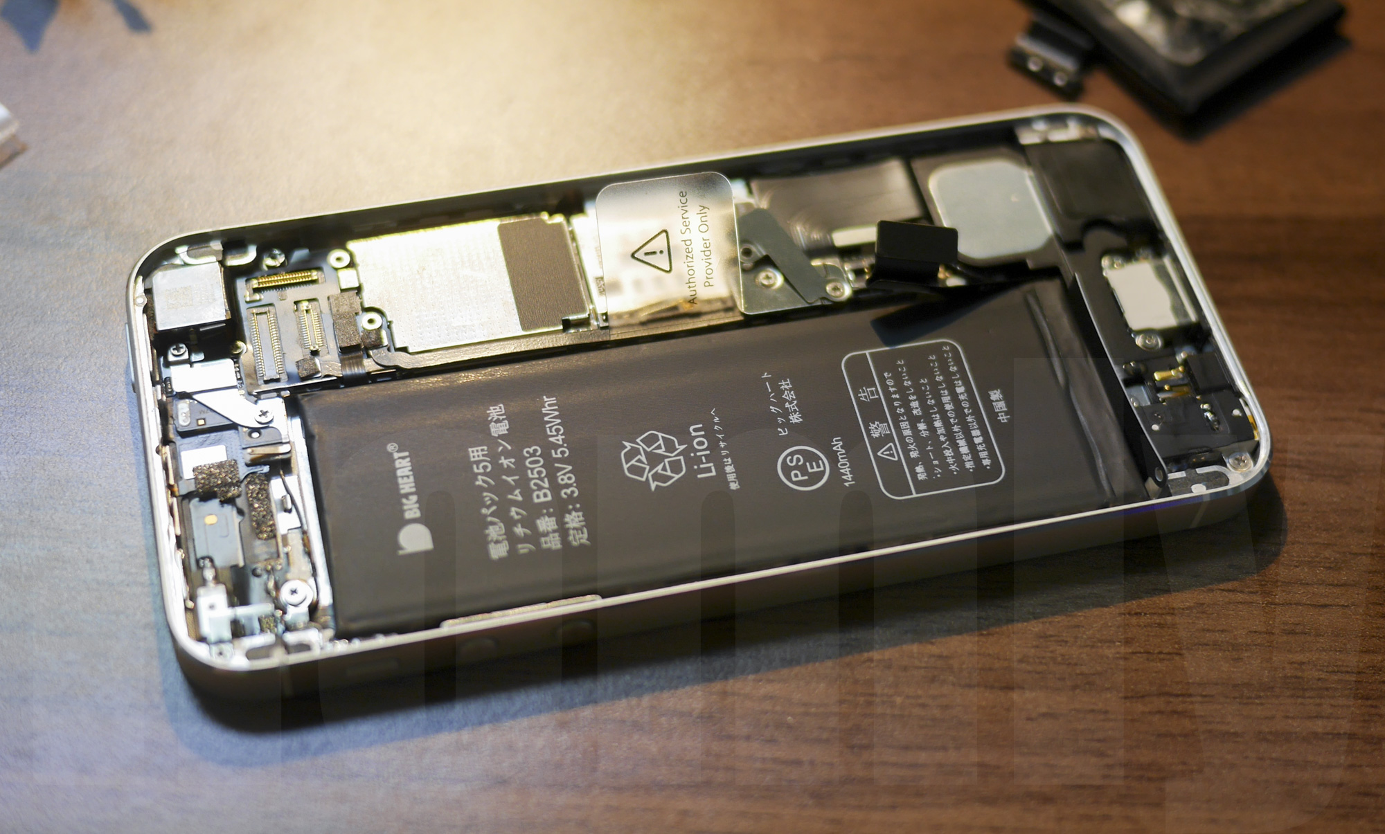 iPhone 5 Battery replacement: new battery and old battery