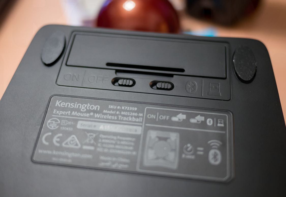 Kensington Expert Mouse Wireless Trackball 電池ボックス周り