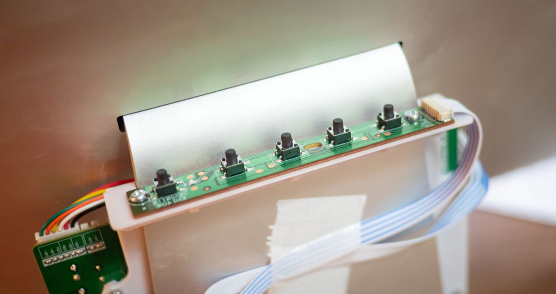 スイッチが並んだPCBの写真