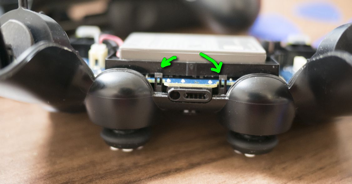 PS4コントローラー ツメ位置 下 表側
